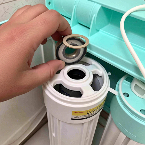 تعویض فیلتر دستگاه تصفیه آب | esfahantasfiye.com